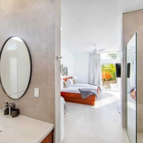 Ensuite and large indoor shower