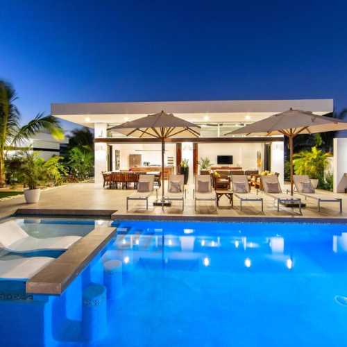4 bedroom villa - 2 bedrooms in the main structure, with 2 larges pool annexes