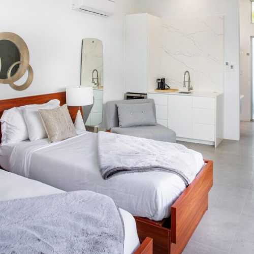 3rd room: 1 king or 2 twins