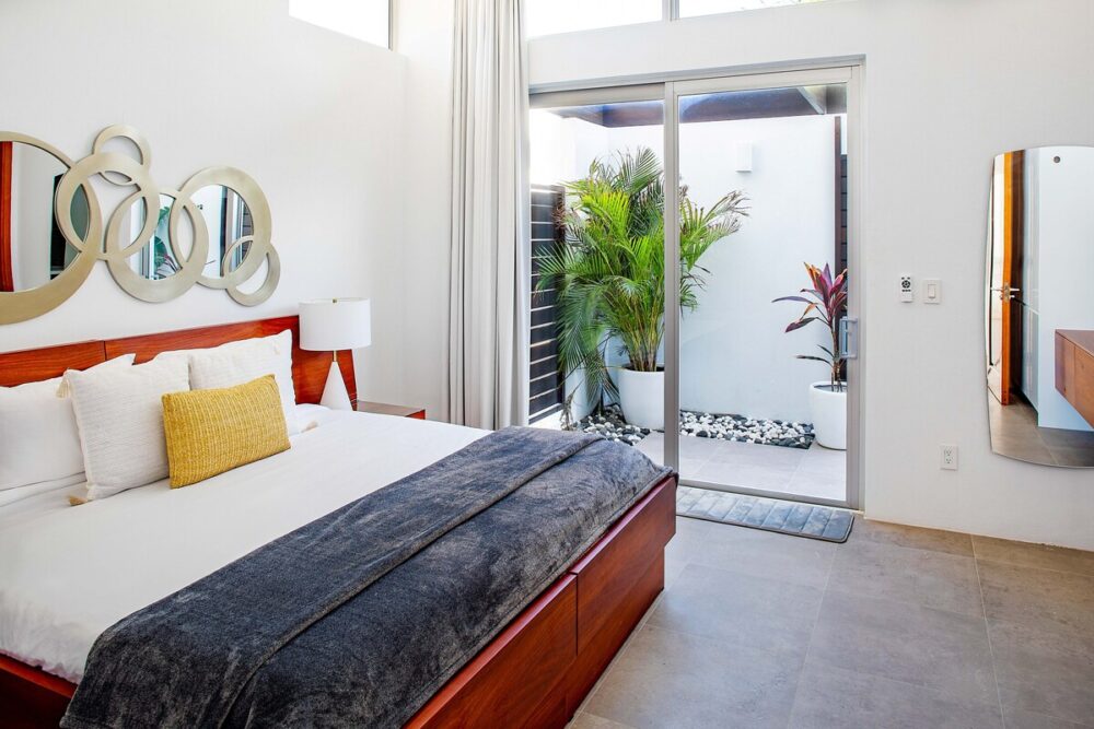 2nd room: 1 king size bed pr 2 twins beds with ensuite and outdoor shower