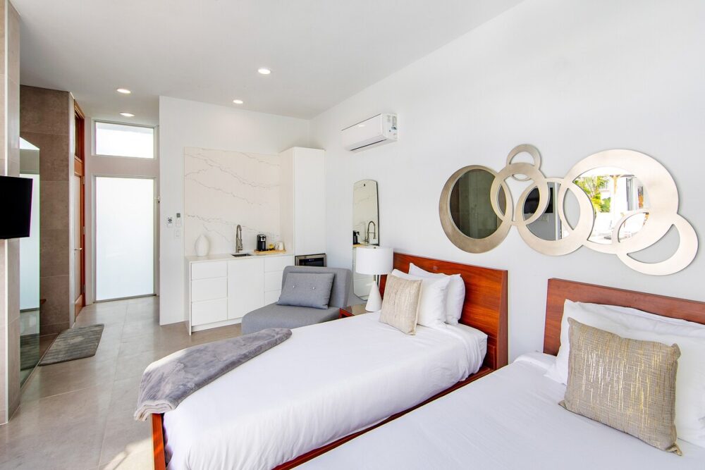 4th room: 1 king size bed or 2 twins beds, with ensuite and large shower