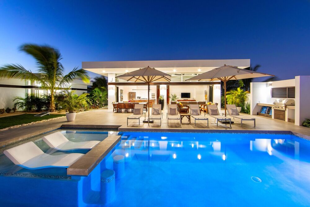 4 bedroom villa - 2 bedrooms in the main structure, with 2 larges pool annexes