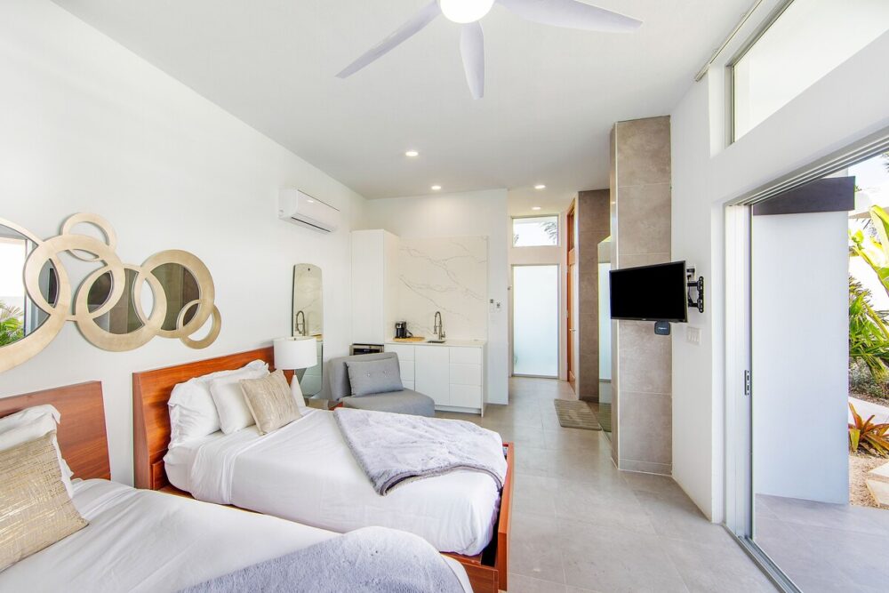 3rd room: 1 king size bed or 2 twins beds, with ensuite and large shower