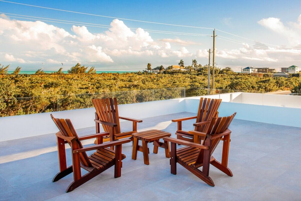 Nice ocean view from the 2 rooms upstairs